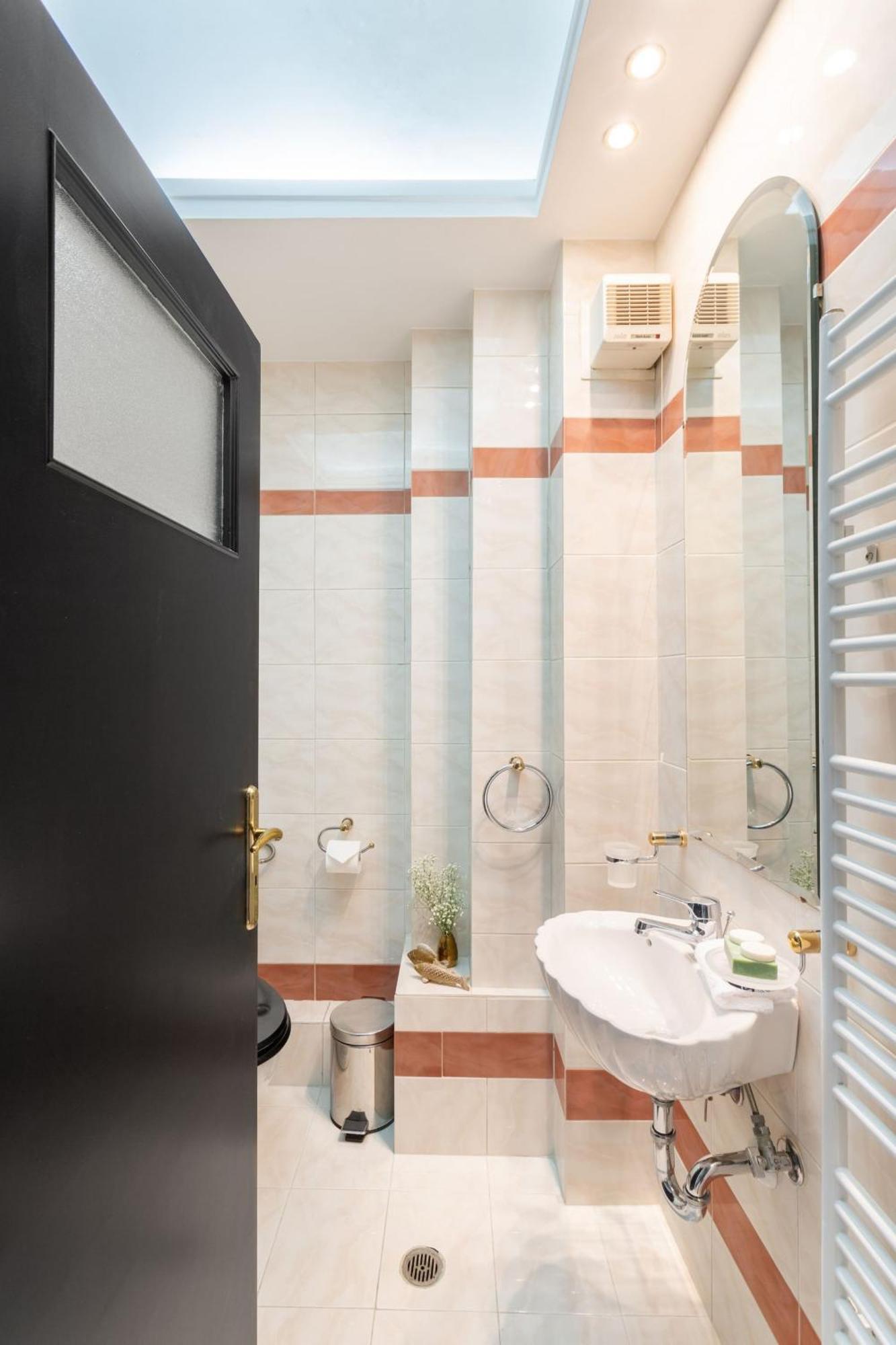 Fresh Detailed Stylish At Acropolis Athènes